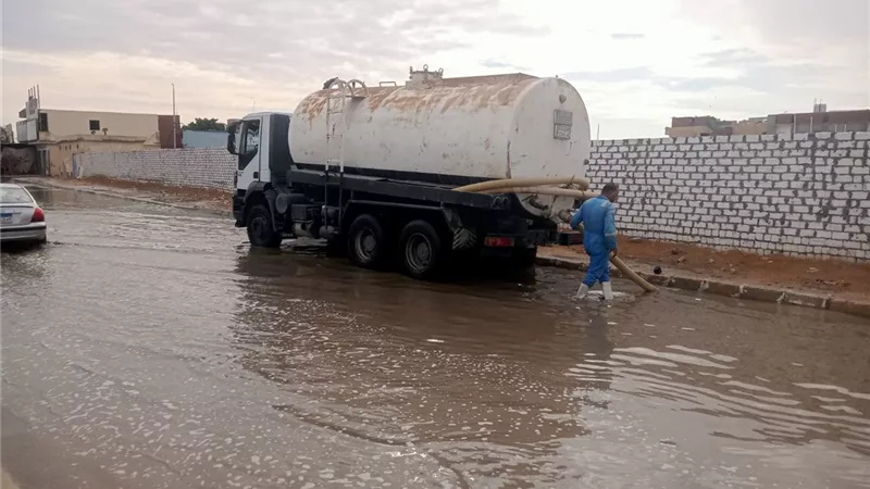 فرق الطوارئ تواصل عملها بالمناطق المتضررة بالأمطار بمرسى مطروح