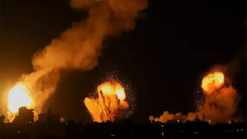 الجيش الإسرائيلي يقصف جسرا يربط بين بلدتين لبنانيتين على حدود سوريا