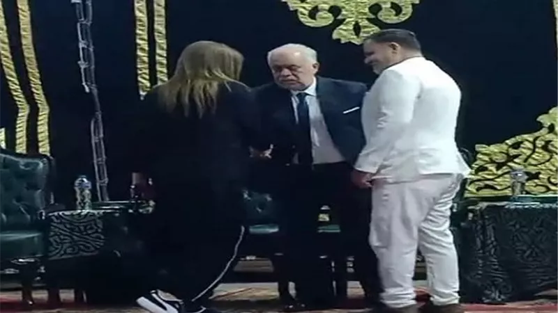 بالصور.. أشرف زكي أول الحاضرين فى عزاء حسن يوسف