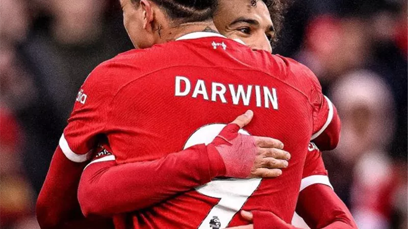 شاهد .. نونيز مع محمد صلاح أثناء الاحتفال بالهدف