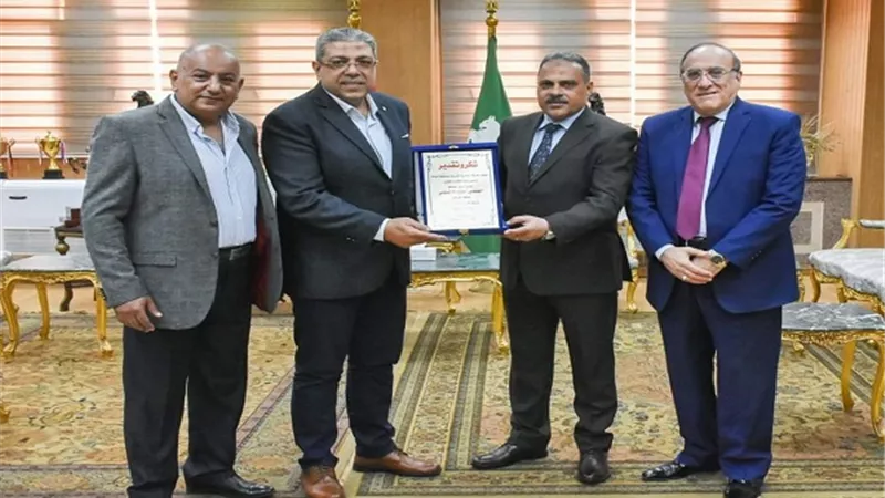 ممثلو شعبة الأثاث بالغرفة التجاريةبدمياط يكرمون محافظ الشرقية