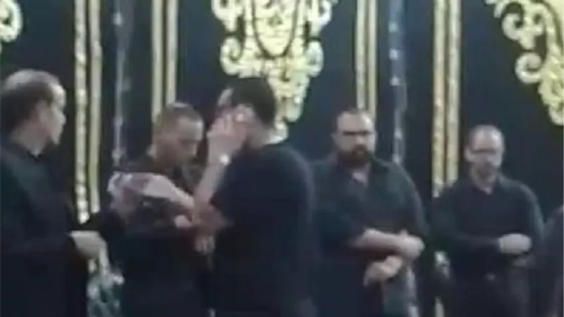 شقيق حسن يوسف يستقبل العزاء برفقة نجل الراحل