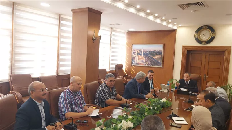 محافظ بورسعيد: تقييم عمل الأحياء بخدمة المواطن فى النظافة