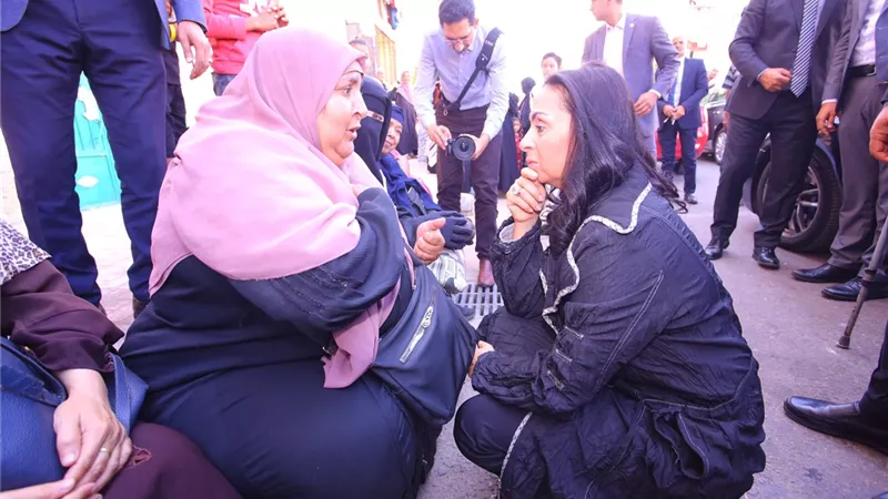 وزيرة التضامن تلتقي المواطنين وتستمع لمطالبهم..وتوجه فريق عمل الوزارة بدراستها