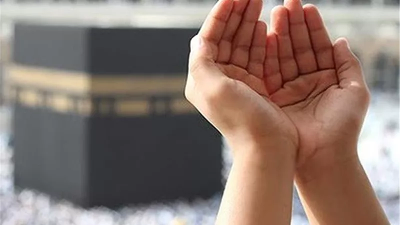 ما حكم الدعاء على الظالم أمام الكعبة؟عضو هيئة كبار العلماء يُجيب