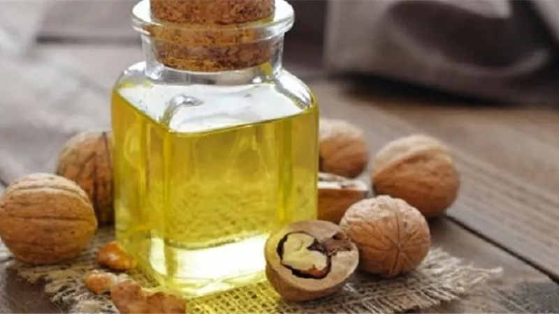 أبرزها زيادة الوزن .. تعرف على الآثار الجانبية لزيت الجوز