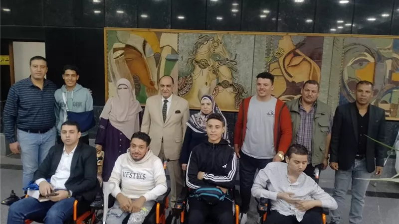 نائب جامعة الزقازيق يسلم كراسي متحركة وأطراف صناعية لذوي الهمم