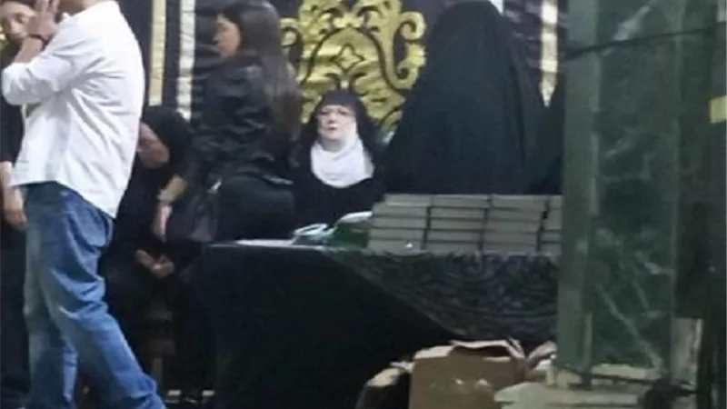 بالصور.. شمس البارودى تستقبل عزاء زوجها بمسجد عمر مكرم