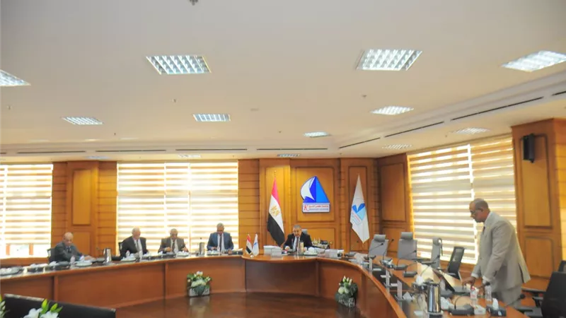 رئيس جامعة كفر الشيخ يترأس لجنة اختيار عميد كلية الزراعة بالجامعة