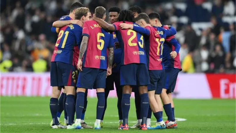ليفاندوفسكي يقود تشكيل برشلونة لمواجهة إسبانيول