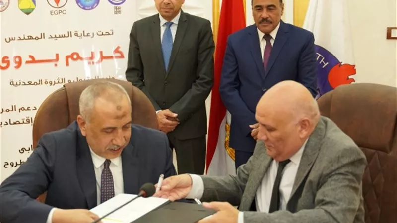 توقيع البرتوكول بين مركز التنمية بمطروح لإنشاء عدد 18 بئر