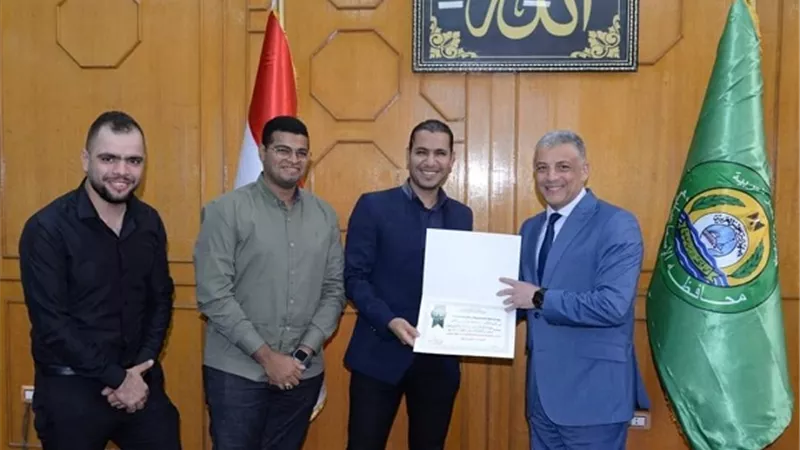 محافظ الاسماعيلية يكرم فريق الفيزياء بجامعة قناة السويس
