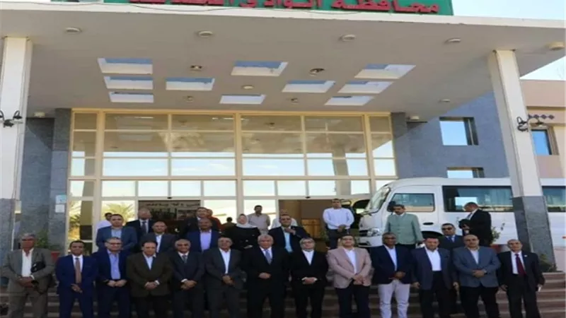 محافظ الوادي الجديد يعقدُ مؤتمرًا صحفيًا لمناقشة جهود التنمية