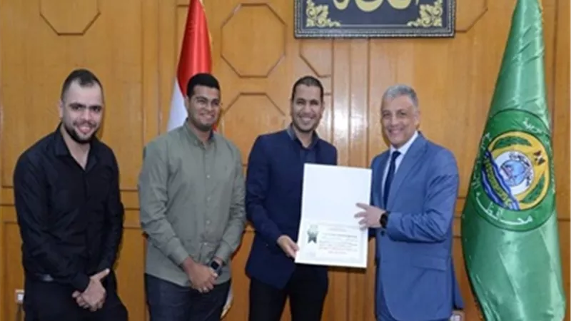 محافظ الإسماعيلية يُكرم فريق الفيزياء بكلية العلوم جامعة القناة