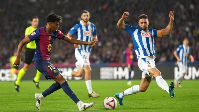 برشلونة يحسم ديربي كتالونيا بثلاثية أمام إسبانيول ويبتعد بالصدارة