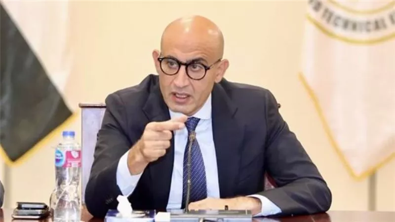 وزير التعليم يتقدم بالعزاء لأسرة طالب 