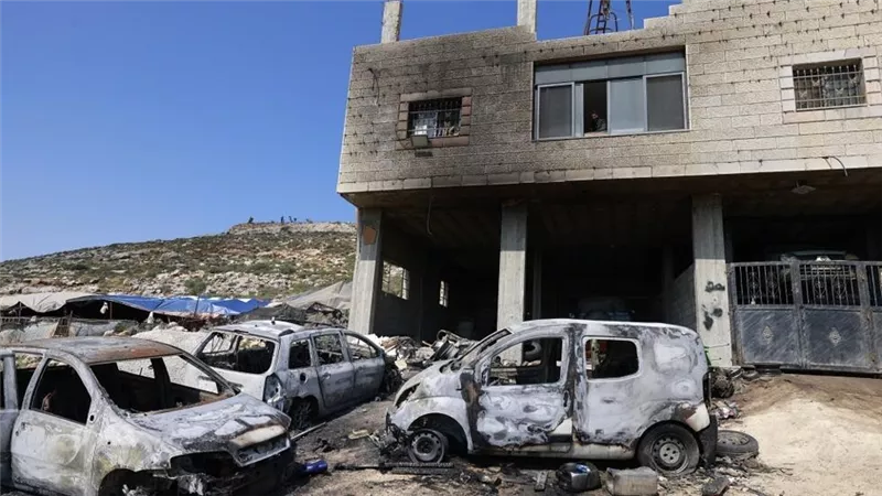 مستوطنون إسرائيليون يحرقون 20 سيارة في البيرة بالضفة الغربية