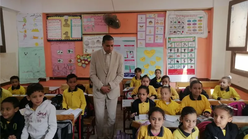 عطية اثناء جولاته اليومية بالجيزة يكرم مدير مدرسة بالحوامدية