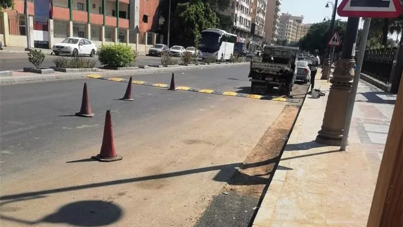 تركيب مطبات مطابقة للمواصفات الفنية بطريق كورنيش النيل باسوان