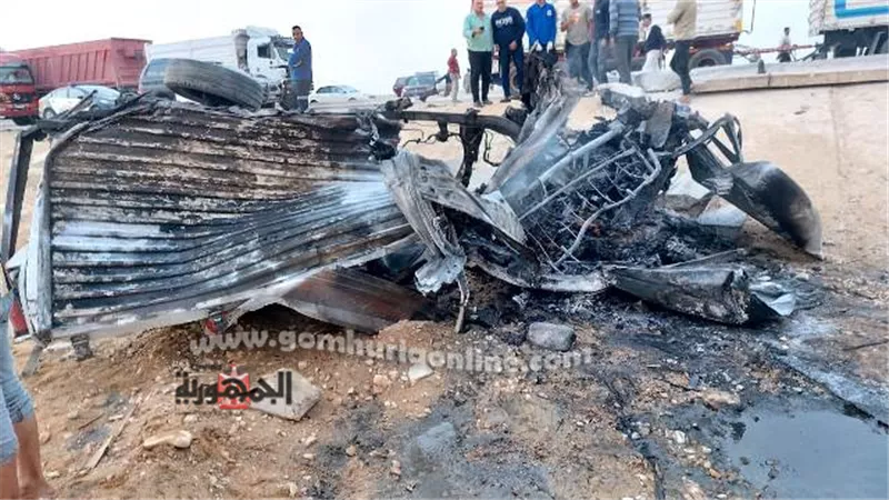 مصرع شخص وإصابة آخر في تصادم واشتعال شاحنة بميكروباص