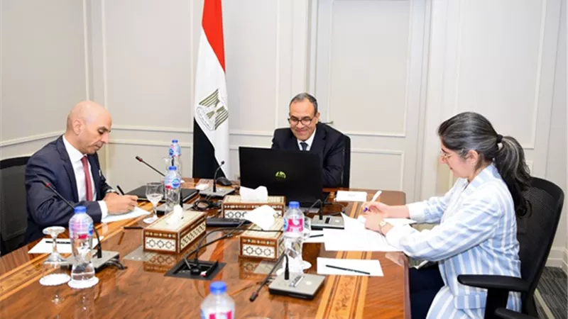 وزير الخارجية والهجرة يعقد لقاءً افتراضياً مع رئيس المنتدى الاقتصادي العالمي