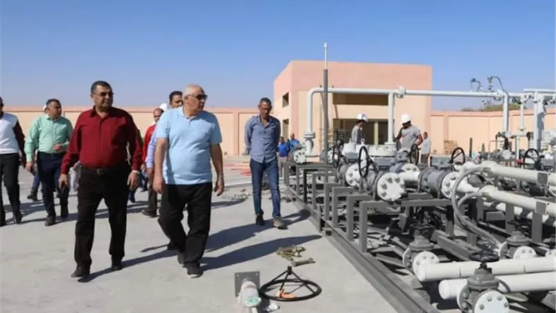 محافظ الوادي الجديد يتفقّد المحطة الدائمة لتخفيض الغاز الطبيعي