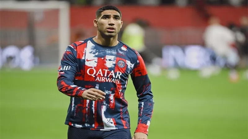 بـ 100 مليون يورو.. باريس سان جيرمان يُغري مدافع برشلونة..بديل حكيمي
