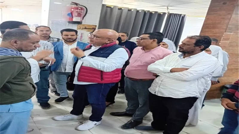وكيل الوزارة يجري جولة موسعة داخل مستشفي الوقف المركزي