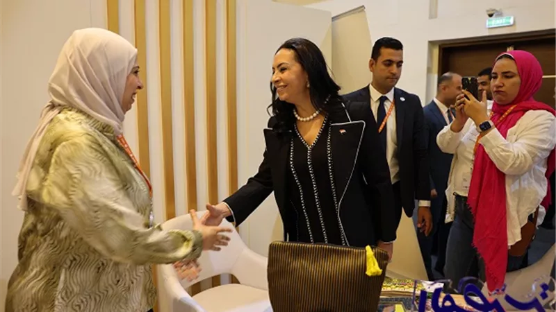 وزيرة التضامن تشيد بمنتجات السيدات في جناح القومي للمرأة