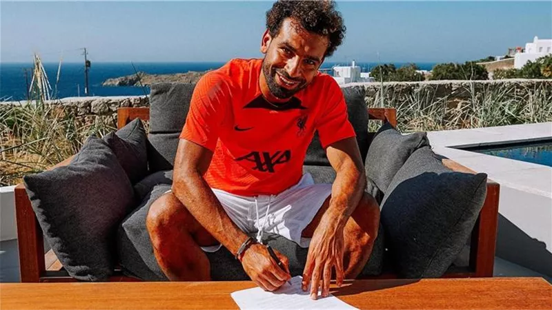 تقارير توضح مستقبل محمد صلاح مع ليفربول بعد تغريدته الغامضة