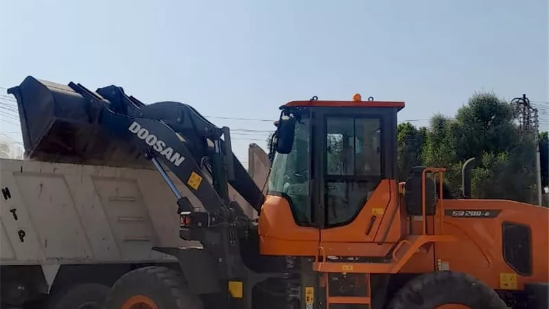 حملات نظافة بعدد من أحياء مدينة الأقصر إستجابة لشكاوى المواطنين