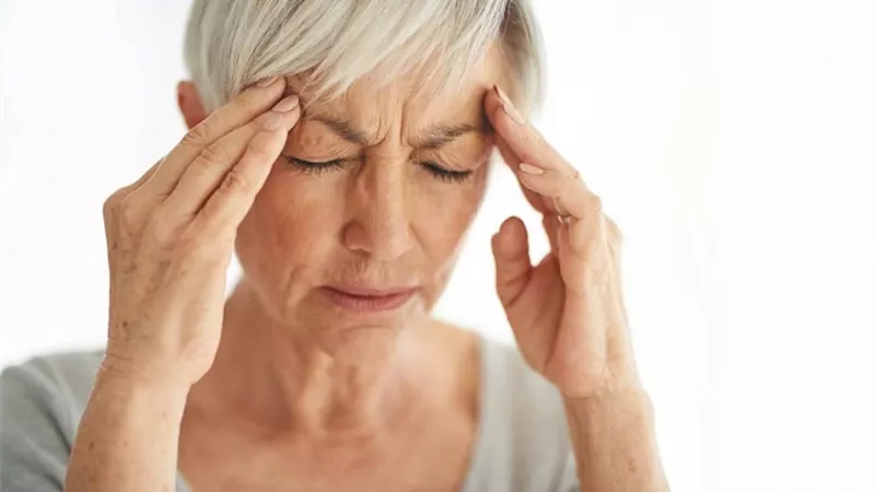 نوع من الصداع يمكن أن يؤدي إلى عمى كبار السن