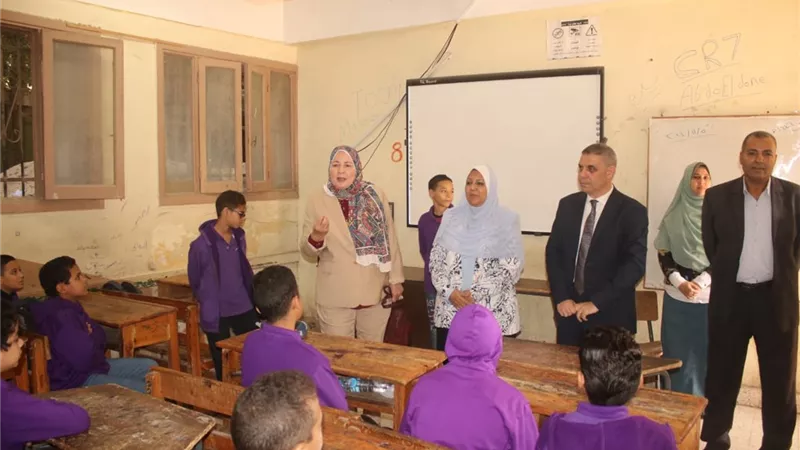 الهوارى ووكيل المديرية يتابعان الدراسة بمدرسة السادات ببنى سويف