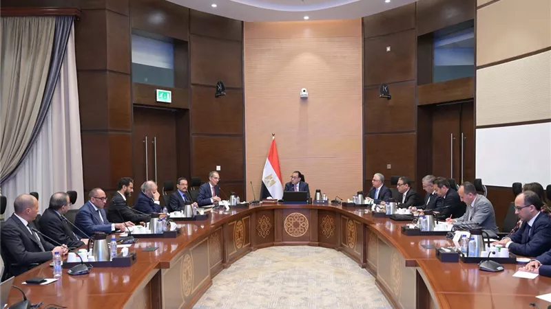 مدبولى يطلع على مشروع مركز كيميت للبيانات