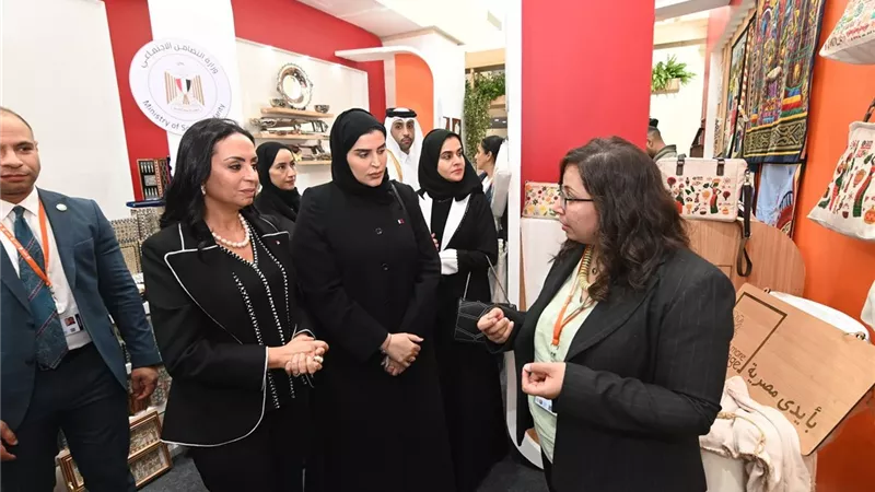 مايا مرسي ووزيرة الأسرة بدولة قطر تتفقدان معرض 
