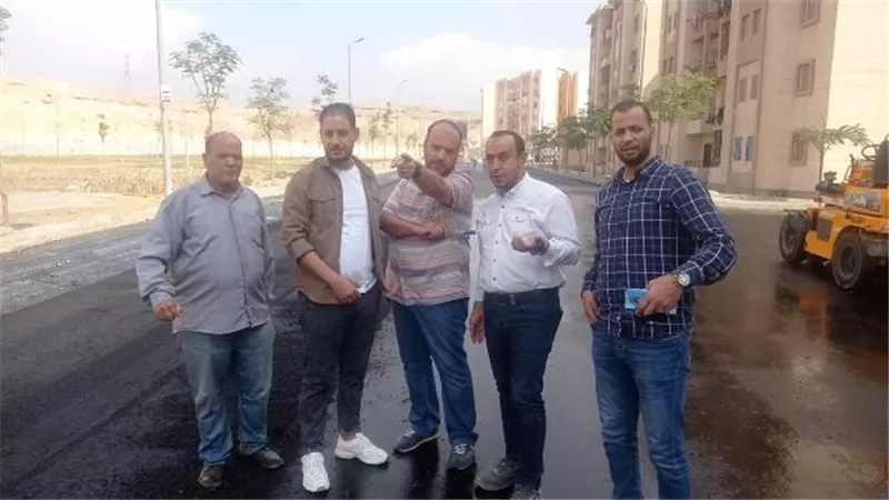 خطوة هامة من جهاز 15 مايو لتحسين وتطوير شبكة الطرق بالمدينة.. صور