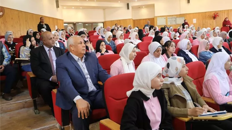 محافظ الوادى الجديد يشارك طلاب الثانوية في المحاضرات العلمية