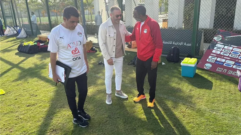حازم إمام وعلاء نبيل يحفزان لاعبى منتخب الناشئين قبل مباراة زد