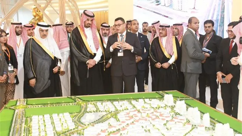 وزير الإسكان يصطحب أمين منطقة الرياض فى جولة بالجناح المصري