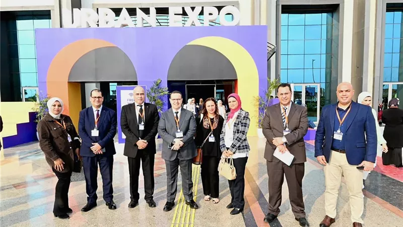 مشرف مكتب وزير الإسكان يتفقد انتظام العمل بجناح المعرض المصاحب للمنتدى الحضرى العالمى