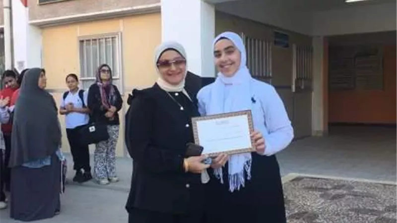 لأول مرة..طالبة تكرم مديرة مدرسة بدمياط