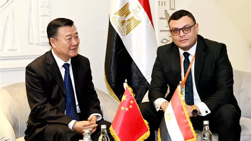 وزير الإسكان يبحث مع نظيره الصيني سبل تعزيز التعاون المشترك