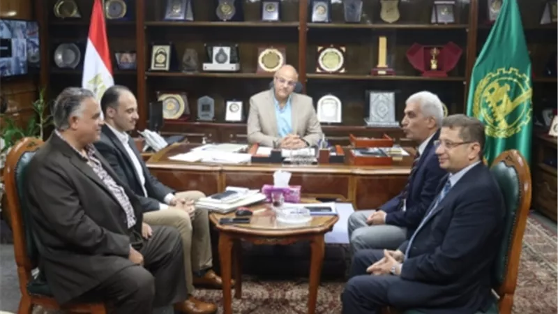 محافظ القليوبية يناقش عددا من المشروعات مع مساعد وزير الري