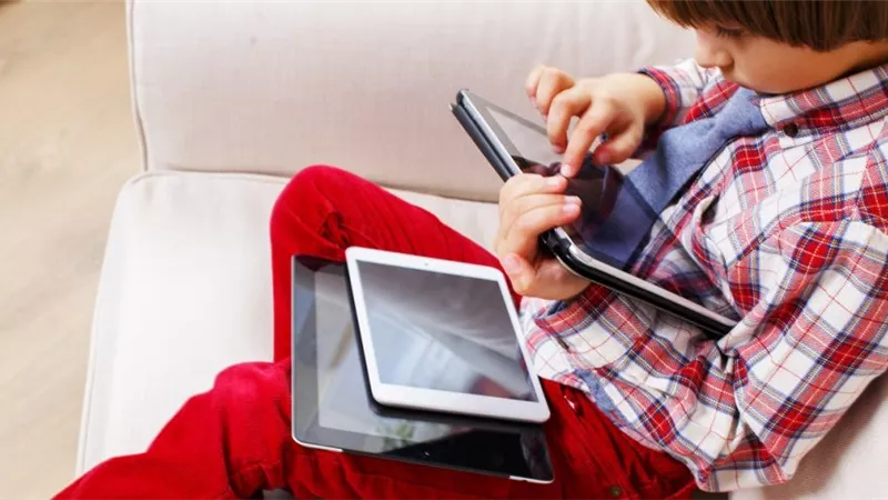 هل هناك علاقة بين استخدام الأجهزة اللوحية والتوحد لدى الأطفال؟