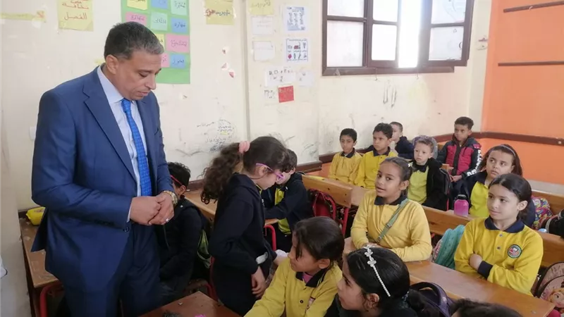 مدير تعليم الجيزة يتابع سير العملية التعليمية في مدارس العمرانية