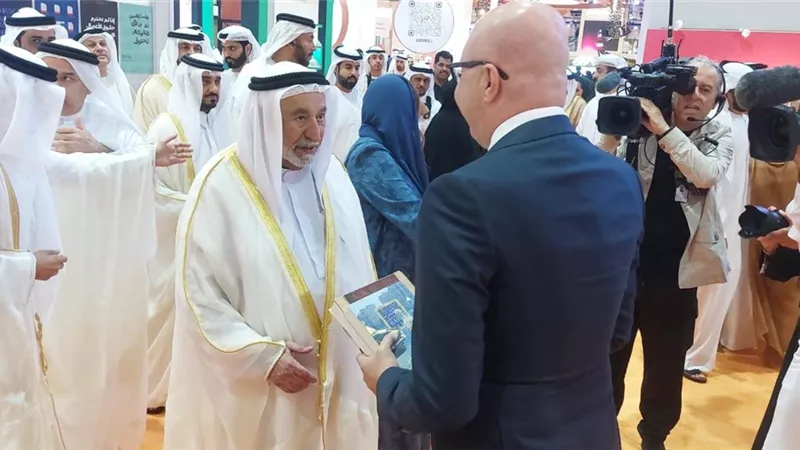 حاكم الشارقة يتفقد جناح الهيئة المصرية للكتاب ويثني على إصدارات وزارة الثقافة