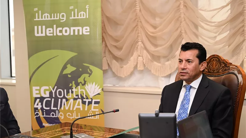 وزير الرياضة يلتقي بوفد الشباب المفوضين المشارك بمؤتمر cop29
