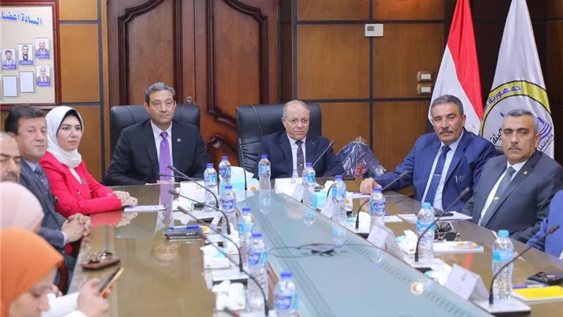 محافظ دمياط يبحث آليات إنشاء شبكات للطرق المؤدية للميناء