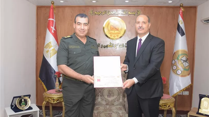 قائد قوات الدفاع الشعبى والعسكرى يكرم مدير تعليم الاسكندريه