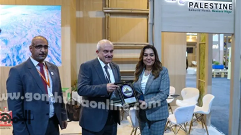 وزيرة التنمية المحلية تتفقد جناح فلسطين بالمنتدي الحضري العالمي